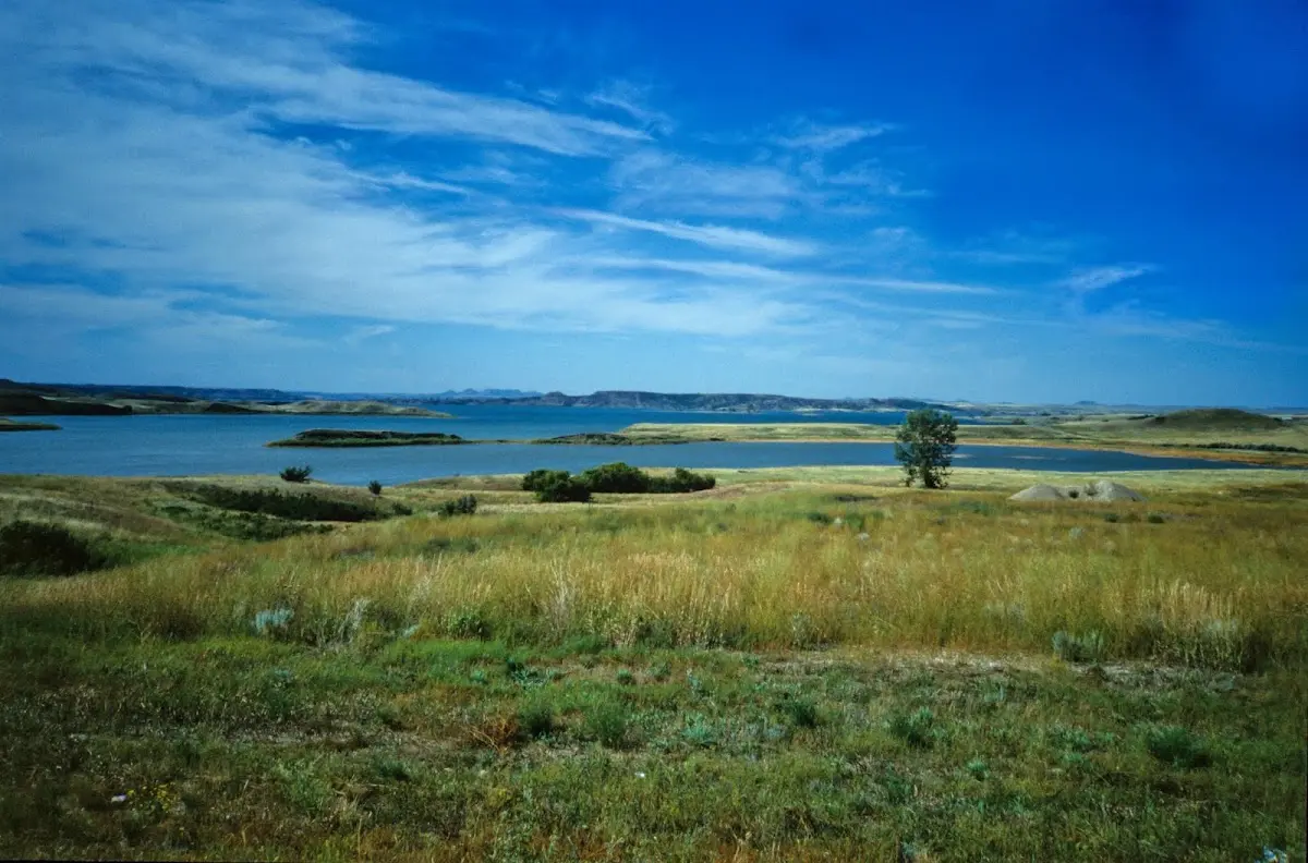 Blick über den aufgestauten Missouri mit Inseln und Grasland unter Schleierwolken