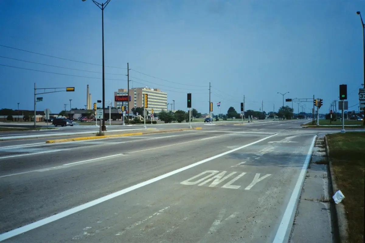 Breite Straße mit Ampeln und der Fahrbahnmarkierung ONLY am Rand von Eau Claire