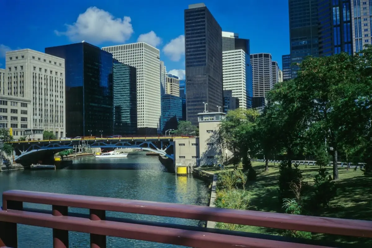 Wolkenkratzer am Chicago River mit Brücke und rotem Geländer