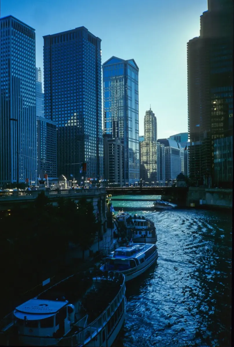 Ausflugsboote auf dem Chicago River zwischen Hochhäusern