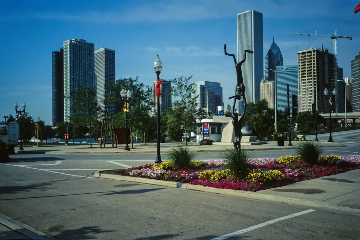 Chicagoer Hochhäuser hinter Blumenbeeten und einer Skulptur