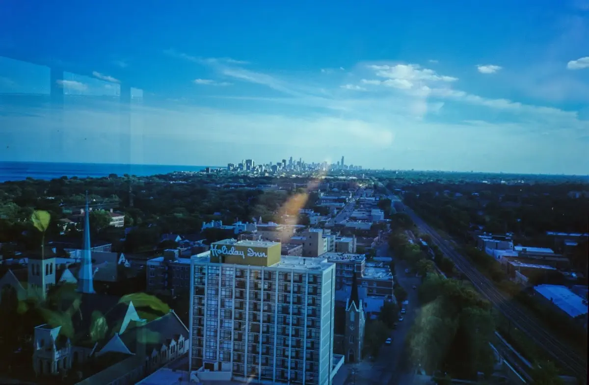 Blick von oben über Wohnviertel auf die ferne Skyline von Chicago